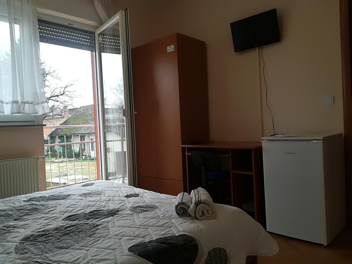 Guesthouse Sava สลาวอนสกีบรอด ภายนอก รูปภาพ