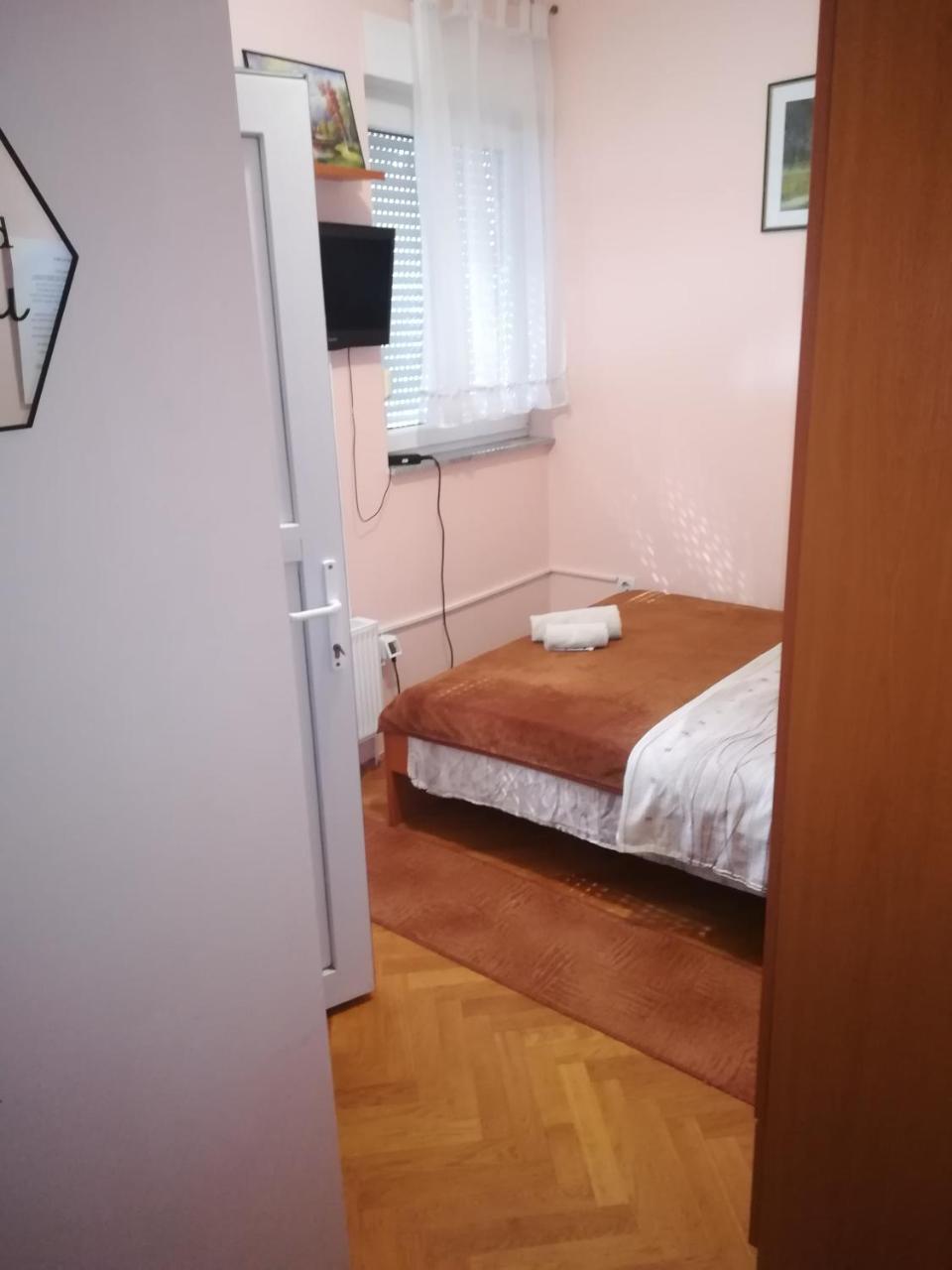 Guesthouse Sava สลาวอนสกีบรอด ภายนอก รูปภาพ